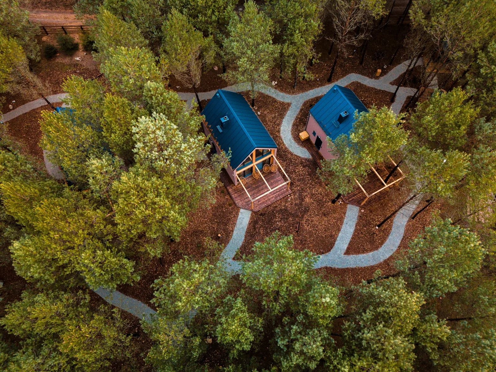 Domki i ścieżki widziane z góry